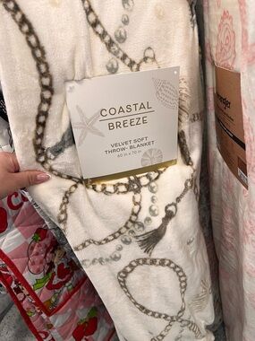 Coastal Breeze Velvet Soft Throw Blanket - Cream with Taupe Chain Pearl Print